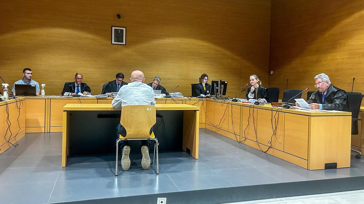 El acusado, de espaldas, en el juicio celebrado este miércoles ante la Audiencia de Las Palmas.