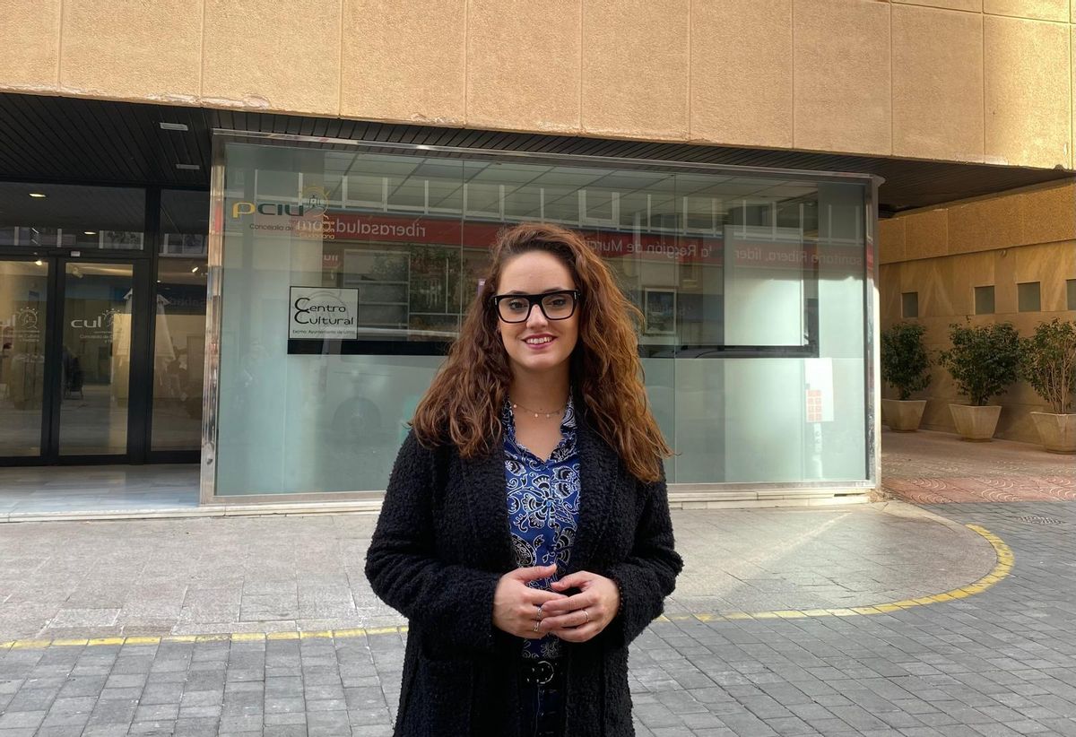 Irene Jódar frente al Centro Cultural.