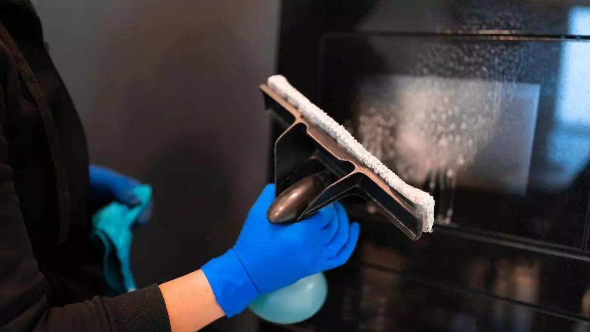 El truco infalible para limpiar el cristal del horno