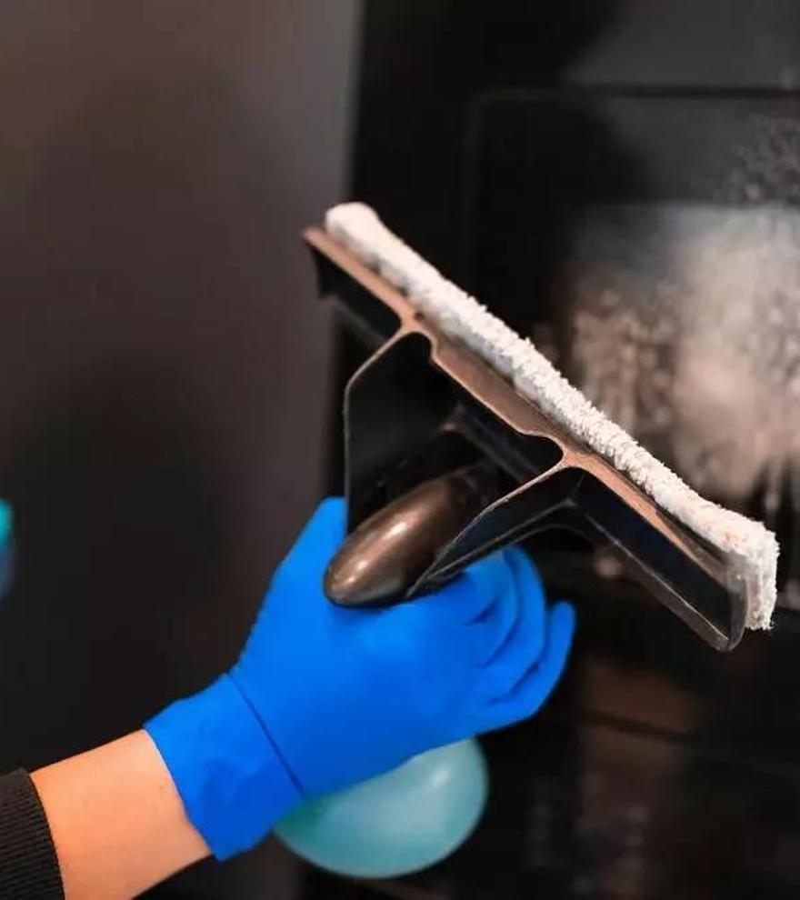 El truco infalible para limpiar el cristal del horno