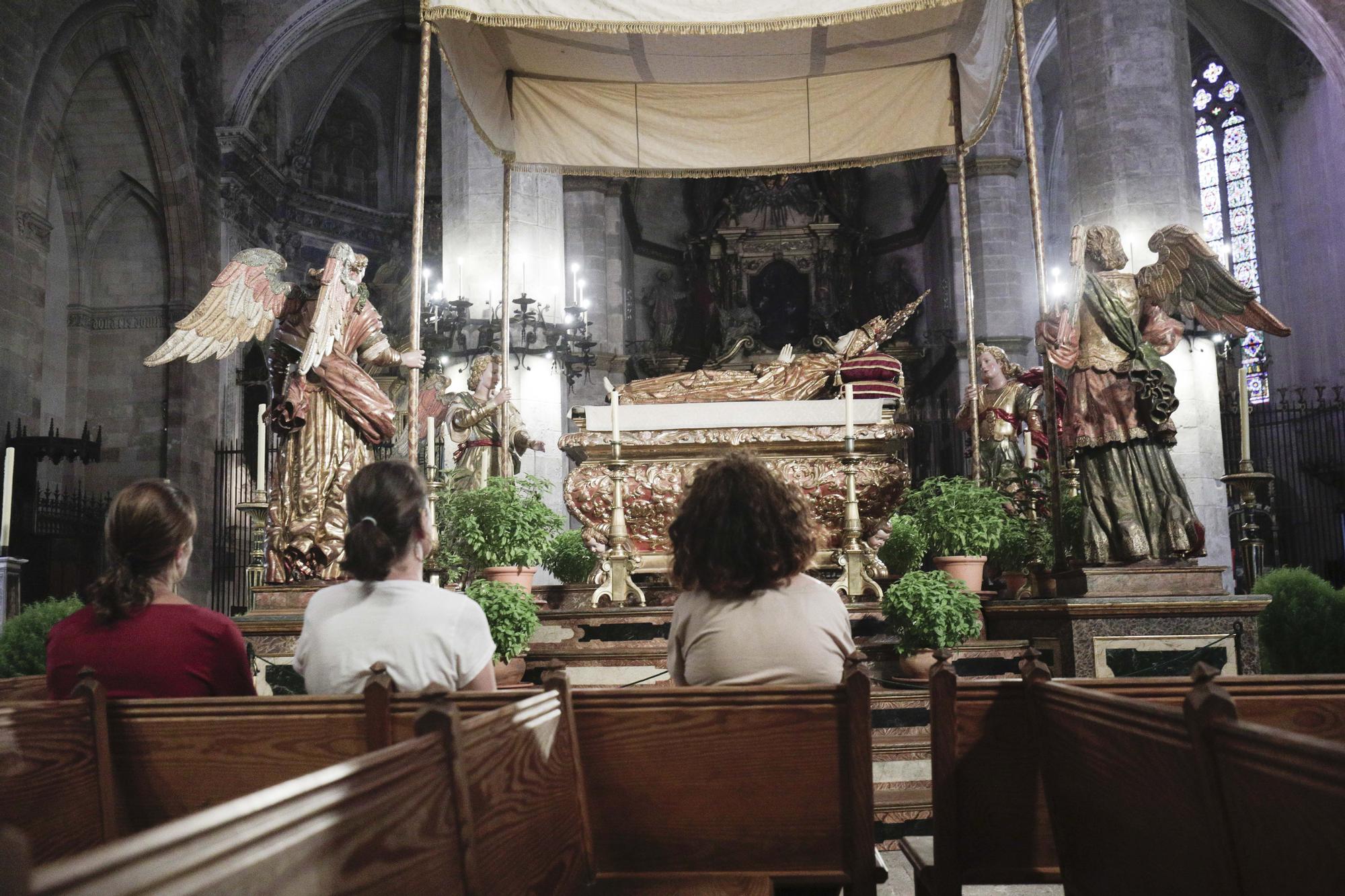 Las iglesias de Mallorca exhiben los 'llits' de la Mare de Déu Morta