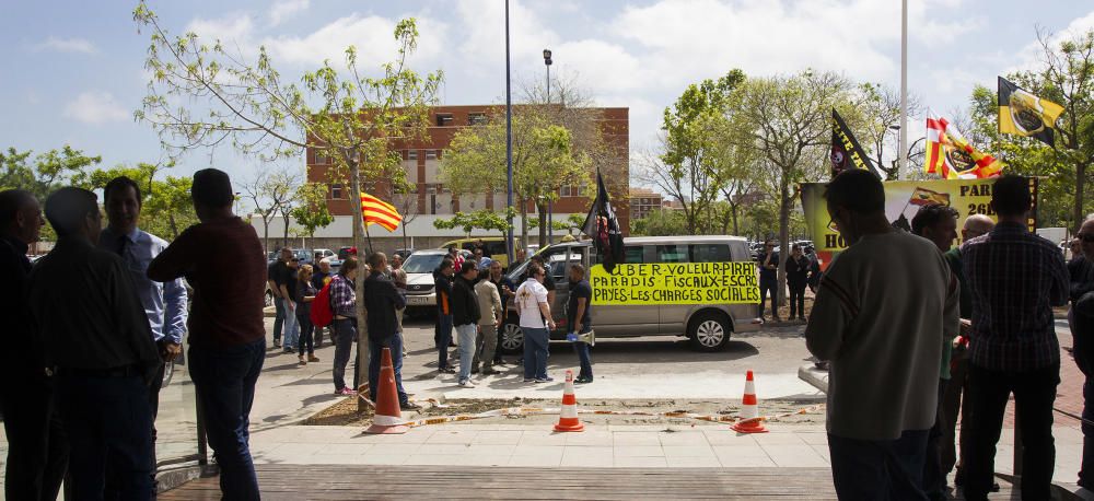 Protesta de los taxistas en Castelló contra Uber