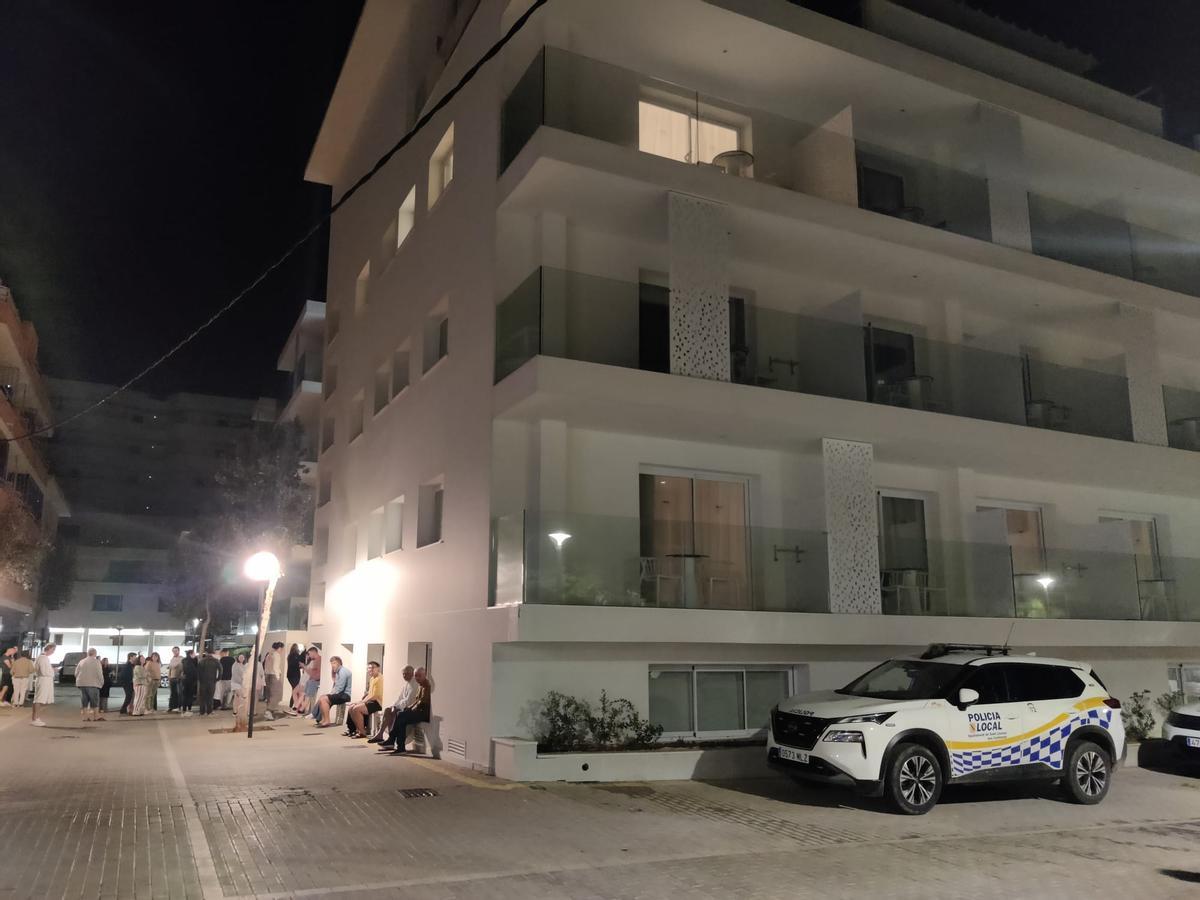 El hotel que fue desalojado a causa del incendio.