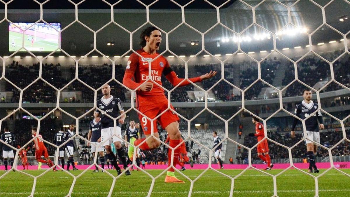 Cavani, celebrando uno de sus dos goles en Burdeos