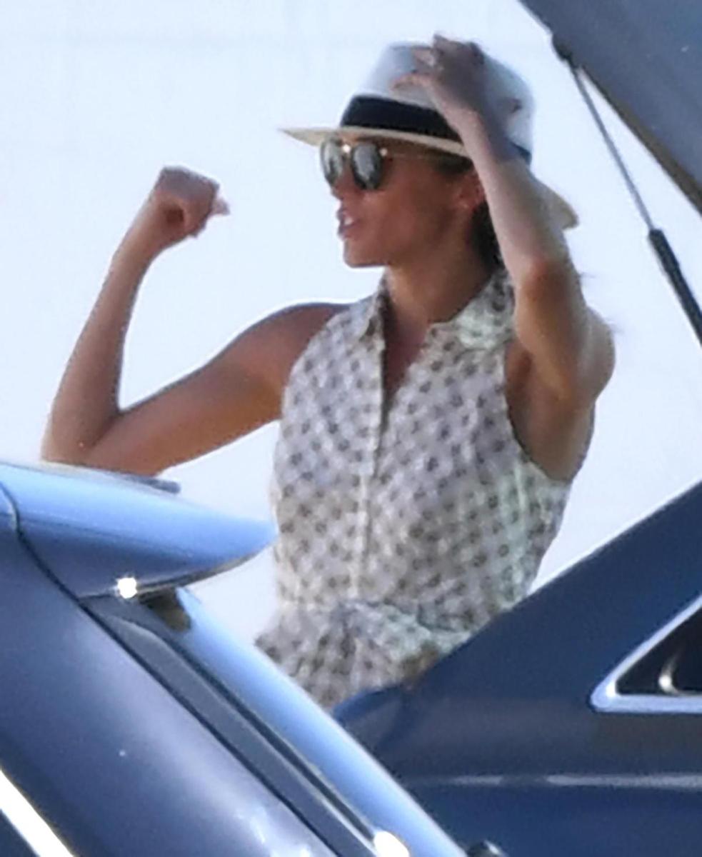 Meghan Markle con vestido camiseta y panameño