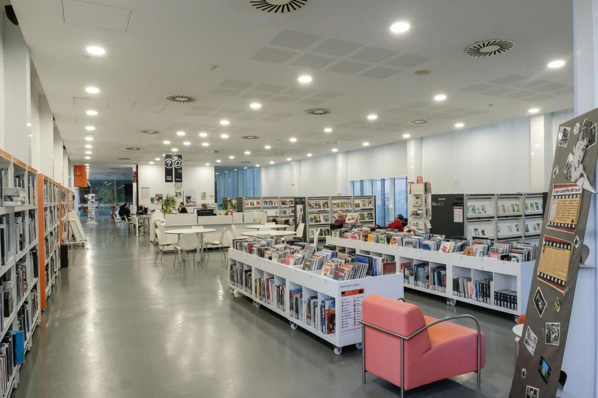 Nova il·luminació a la biblioteca municipal. Nova il·luminació a la biblioteca municipal.