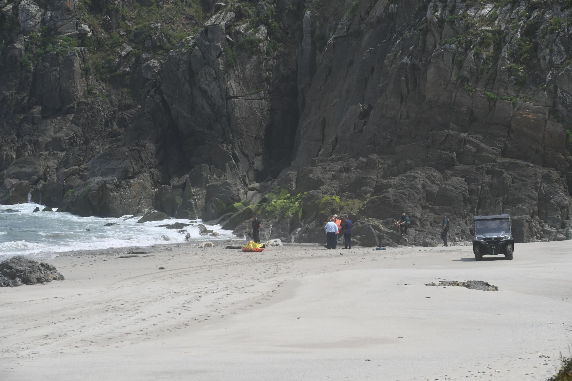 Aparece flotando en la playa de Combouzas el cadáver de un hombre