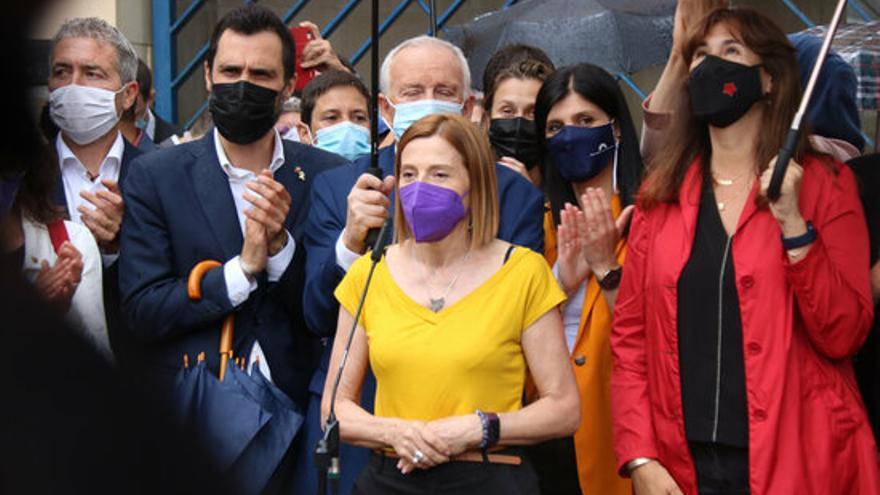 Carme Forcadell després de sortir de Wad-Ras acompanyada per Laura Borràs, Roger Torrent i Marta Vilalta.JPG