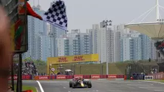 Verstappen arrasa en China, con Sainz en el top cinco y remontada estéril de Alonso