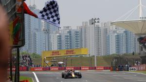 Verstappen cruza la meta en el GP de China