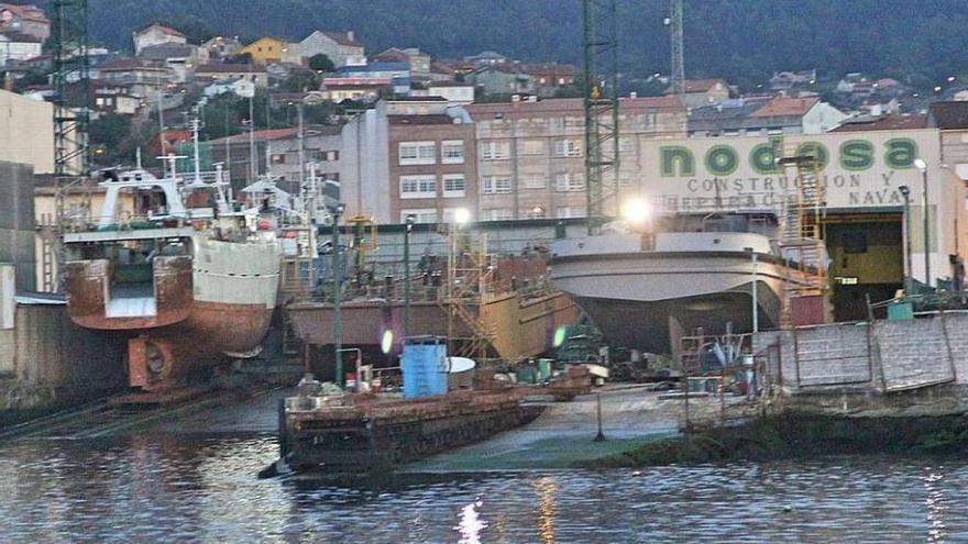 Vista de las instalaciones de Nodosa, lindantes con Factoría Naval, desde el mar. // Santos Álvarez