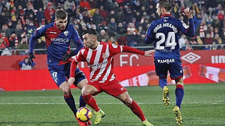 Christian Rivera pressiona Borja García en un partit del curs passat a Montilivi, quan era jugador de l&#039;Osca.