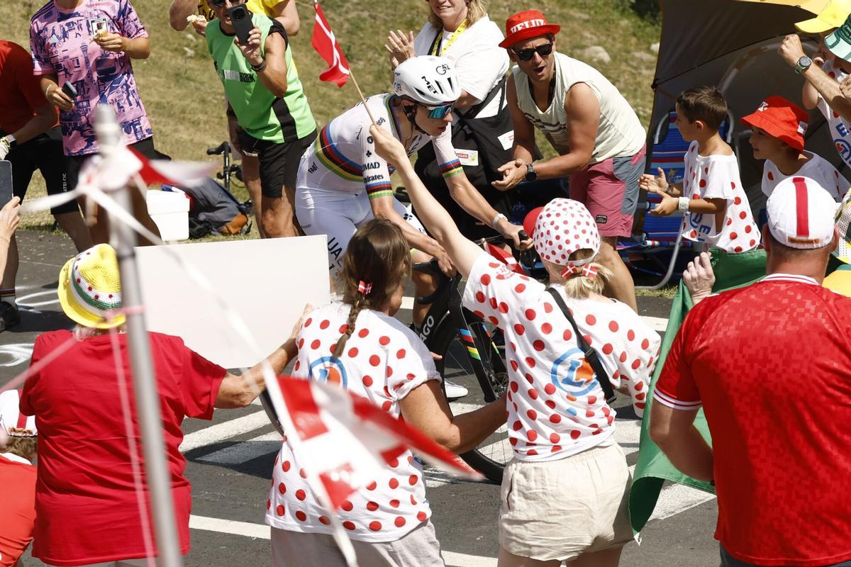 La sexta etapa del tour de Francia con los aficionados viendo a Pogacar. La sexta etapa del tour de Francia con los aficionados viendo a Pogacar.