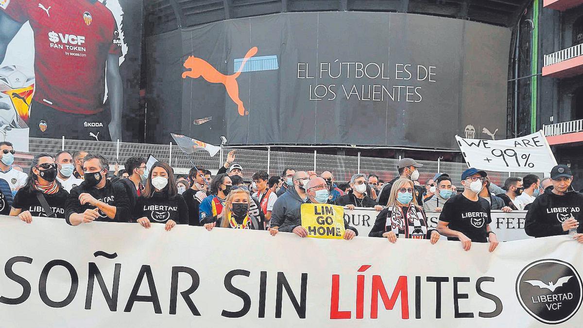 Manifestación multitudinaria de valencianistas en contra de MERITON y su gestión al frente del Valencia CF