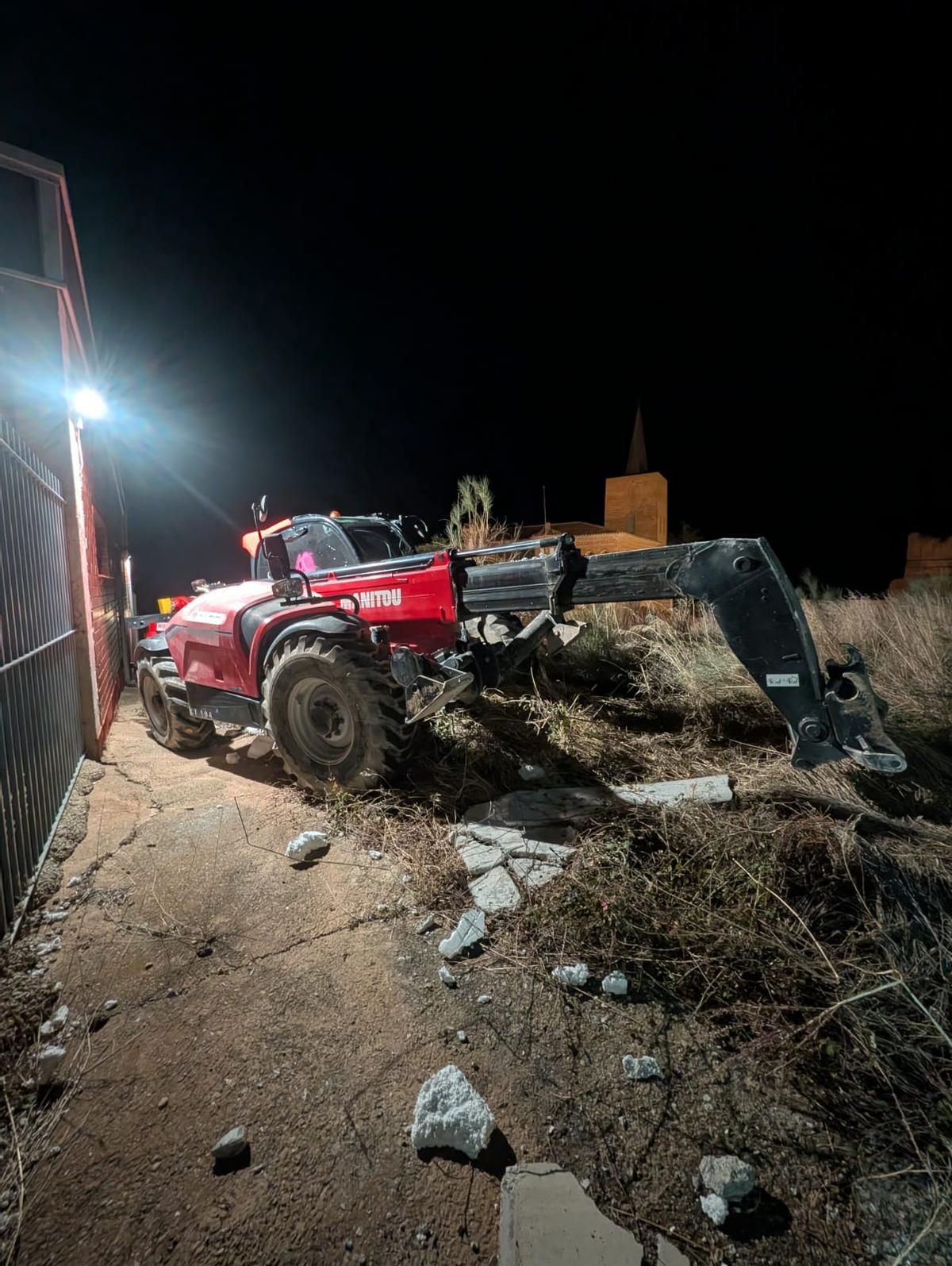 Los ladrones realizaron el butrón con una máquina que robaron de las obras de la línea del ferrocarril.