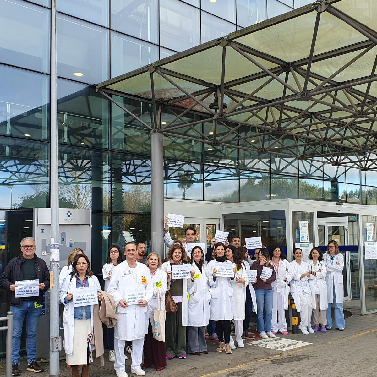 Concentración de médicos frente a las puertas del Hospital Universitario San Agustín de Avilés.
