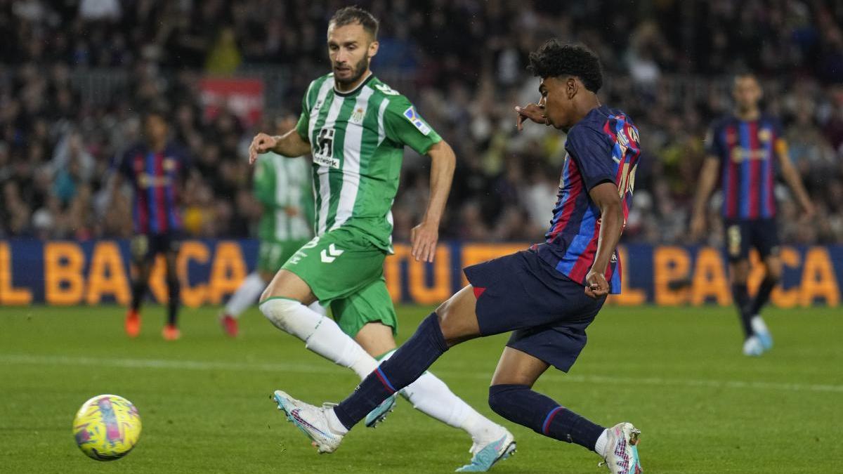 Lamine Yamal pone un centro contra el Betis.