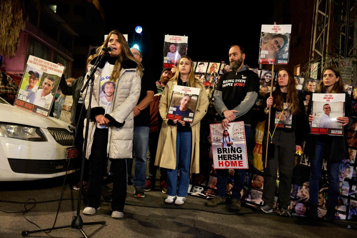 Familiares de los rehenes de Hamás protestan frente al domicilio de Netanyahu