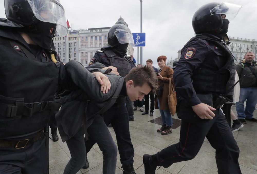 Cientos de detenidos en una protesta en Moscú.