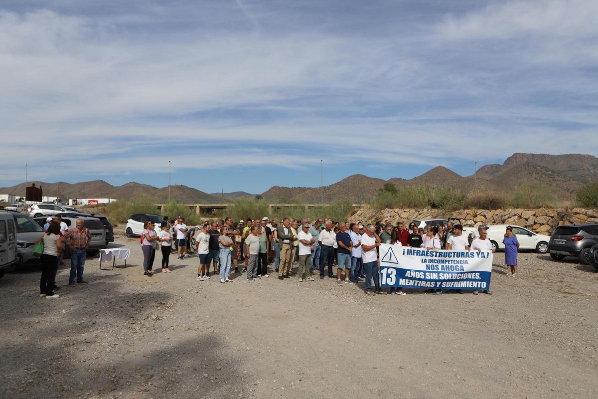 Representantes de todas las formaciones políticas locales acudían a la marcha.