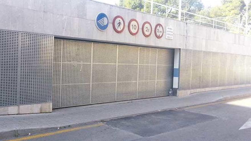 El aparcamiento de la plaza Antoni Mateu está cerrado desde hace años por falta de licencia de obra y de actividades.
