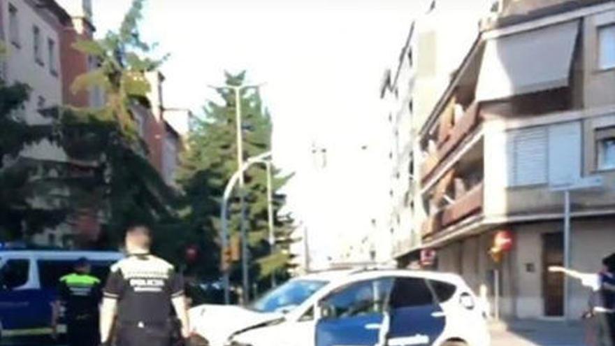 Espectacular accident entre un cotxe dels Mossos i un altre vehicle a Manresa