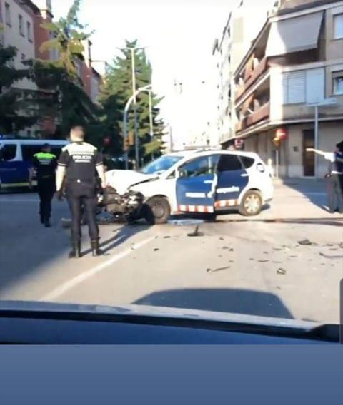 Espectacular accident entre un cotxe dels Mossos i un altre vehicle a Manresa