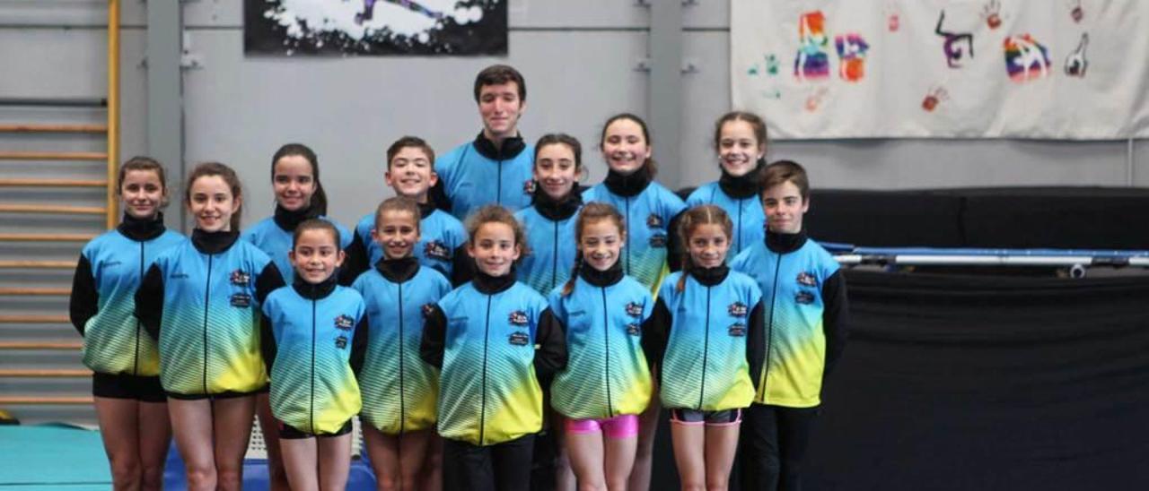 A la izquierda, componentes del Acroastur posan con su entrenador; a la derecha, un momento del entrenamiento.