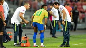 El brasileño Neymar se duele tras ser sustituido en el amistoso ante Nigeria.