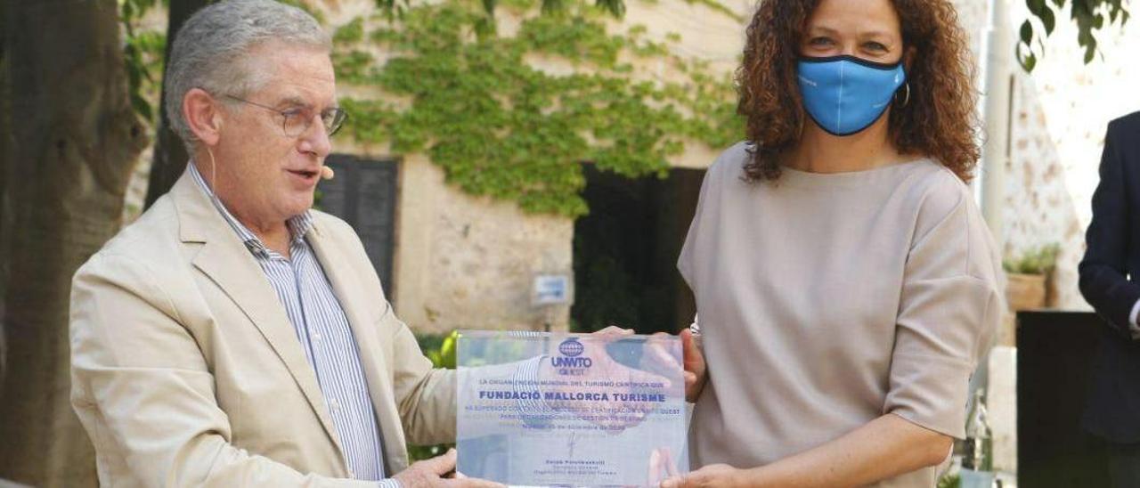 Manuel Butler, director ejecutivo de la OMT, con Catalina Cladera, en Raixa.