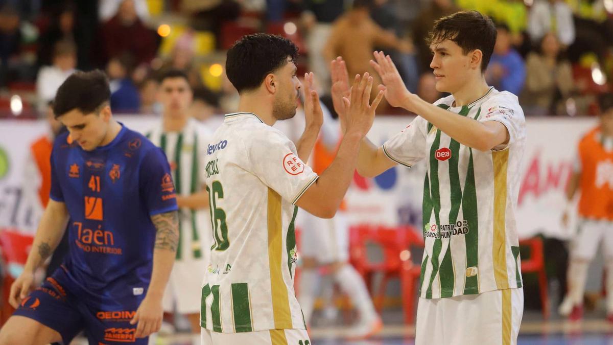 Nicolás y Javi Aranda celebran un gol.