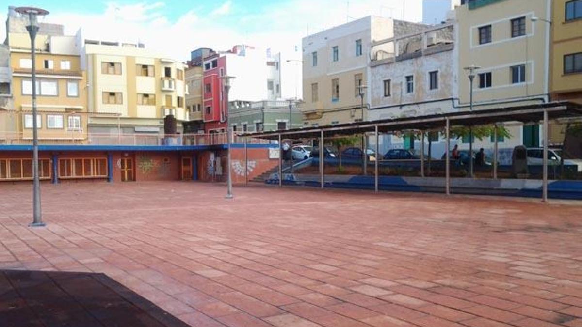 La plaza del Pueblo, en La Isleta, ejemplo de plaza dura con un aparcamiento subterráneo.