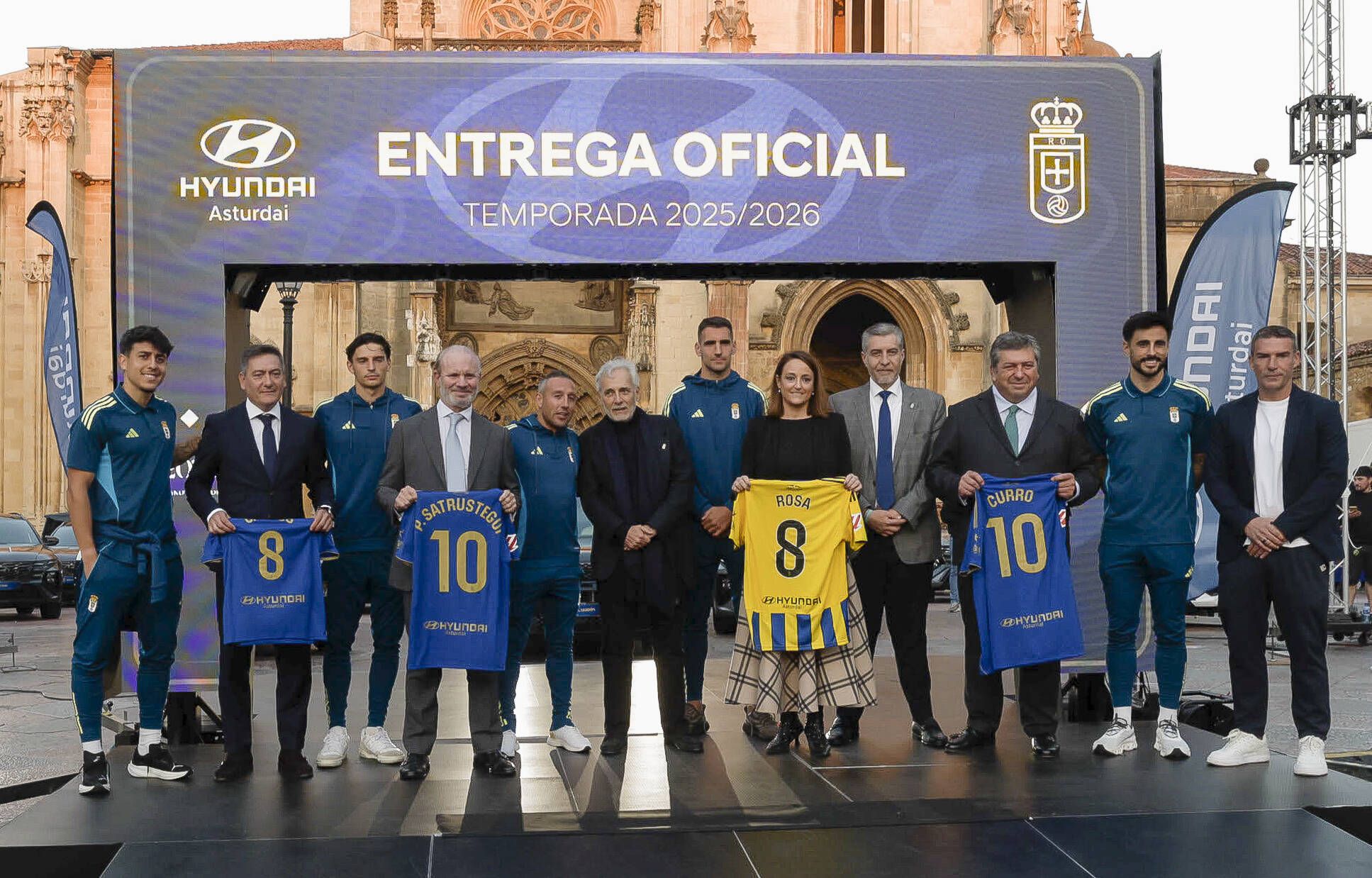 Locura azul en Oviedo: así fue la entrega de los nuevos coches a la plantilla en la plaza de la Catedral