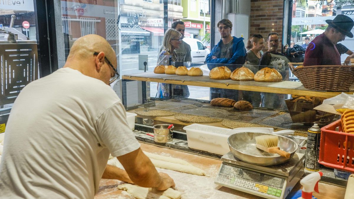 Algunos clientes esperan ser atendidos en una panadería de la capital grancanaria.