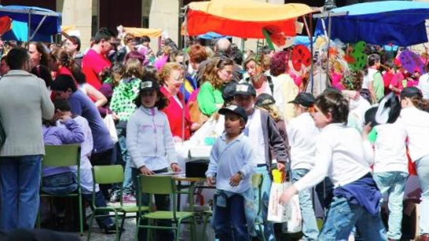 Cientos de personas se concentraron ayer en la plaza Mayor de Gijón y aledaños, para participar en el mercado de cooperativas organizado por los estudiantes de varios colegios de la ciudad.