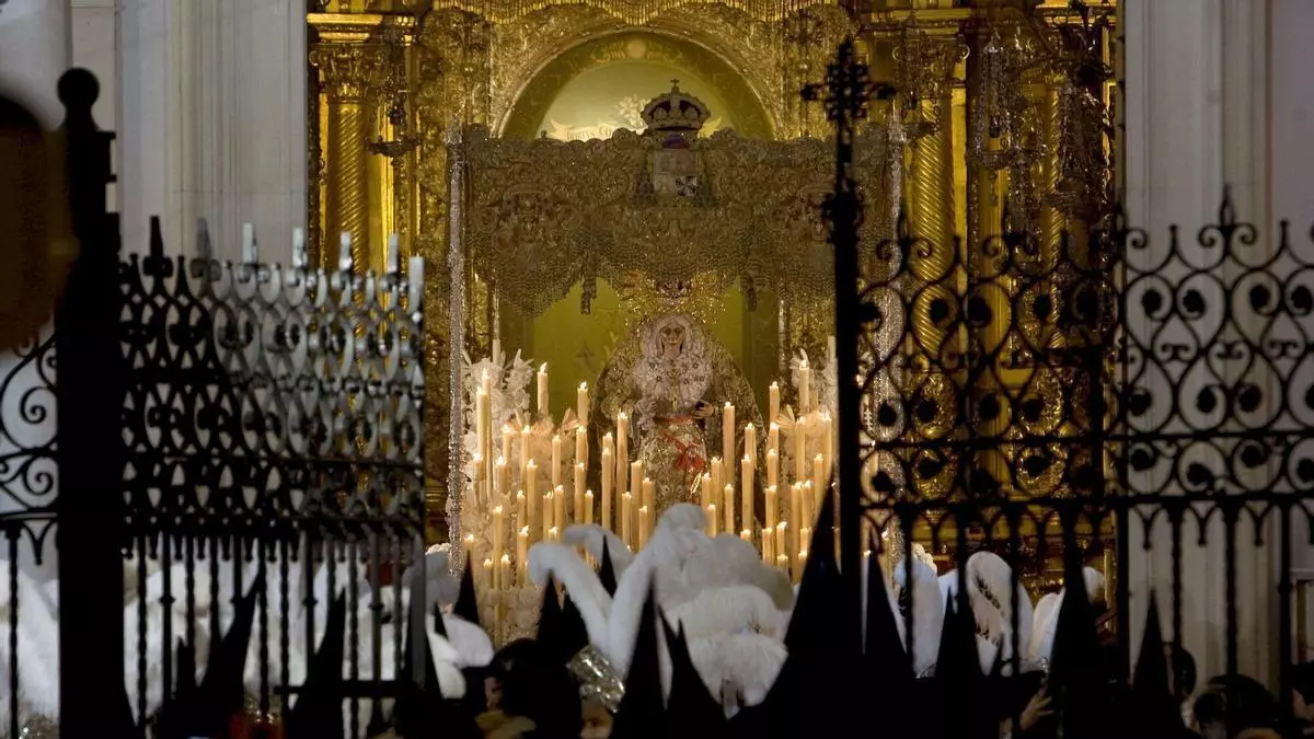 Dónde y cómo ver La Madrugá de Sevilla: esta es la guía básica para vivir la noche más larga de la Semana Santa