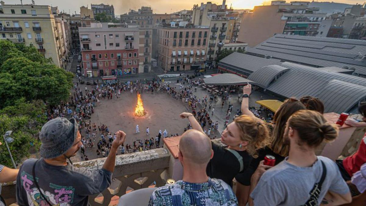 Fogueres i petards, ahir a diferents punts de Barcelona durant la revetlla de Sant Joan.   | MANU MITRU