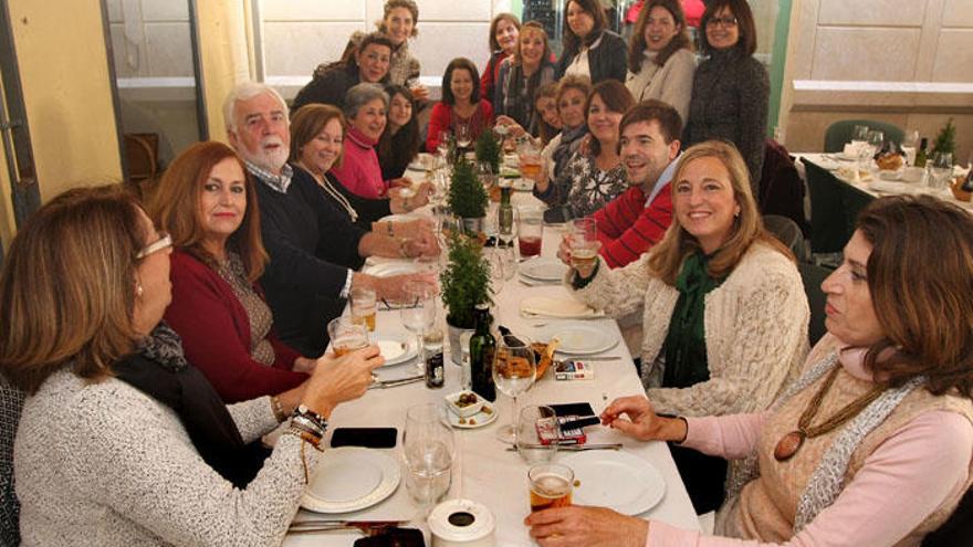 Un grupo de trabajadores celebra una comida de empresa en un restaurante de la capital.