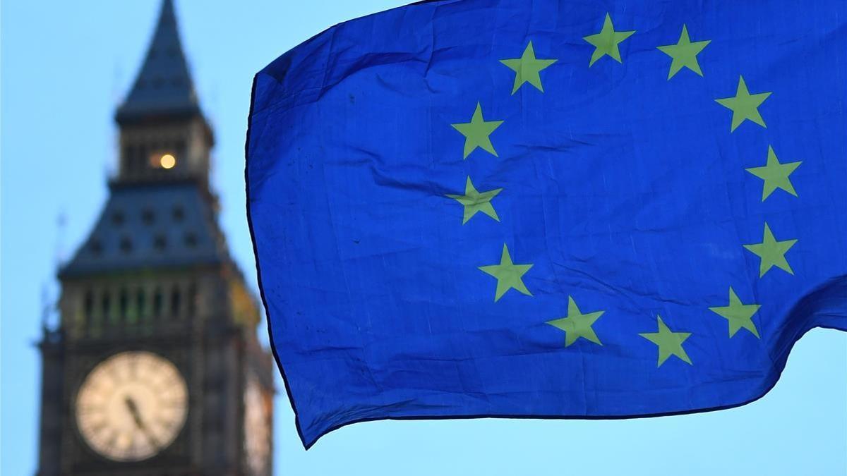 (FILES) In this file photo taken on February 20  2017 A European Union flag flies near the Elizabeth Tower  otherwise known as Big Ben  as an anti-Trump protest gets underway in London on February 20  2017  as parliament debates whether or not to allow Donald Trump a state visit  - The European Union and Britain could agree the terms of a post-Brexit trade deal within hours  European sources told AFP on December 23  2020  as negotiations continued  (Photo by JUSTIN TALLIS   AFP)