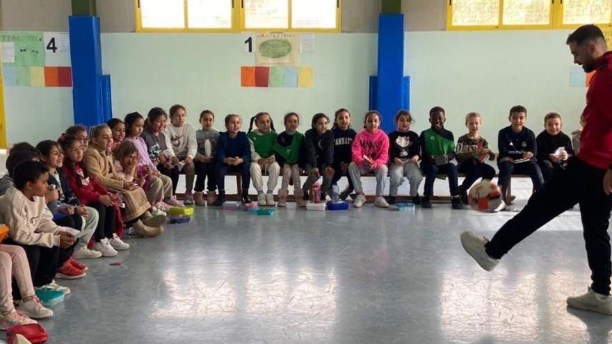 Los alumnos del CEIP Bahía Puerto de Mazarrón, inspirados por el fútbol sala
