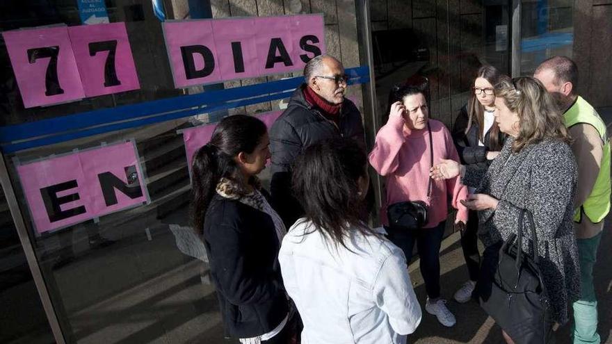 Familiares de presos, ayer, frente al edificio de Nuevos Juzgados en A Coruña.