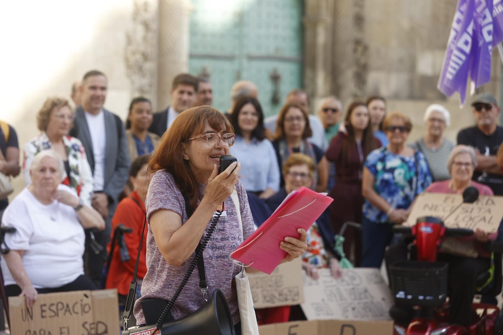 Las protestas por el cierre del centro de día de Plaza América se trasladan al Ayuntamiento de Alicante
