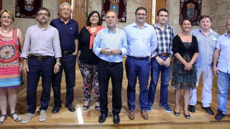 El poder municipal de Condado-Paradanta tras la primera reunión para abordar la problemática del transporte al hospital. // A.H.