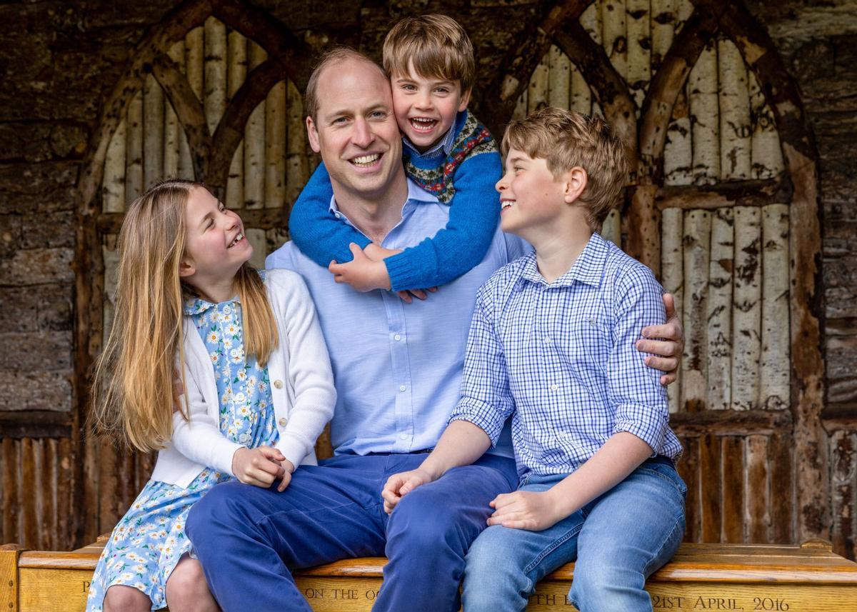 Fotografía familiar del príncipe Guillermo y sus tres hijos.