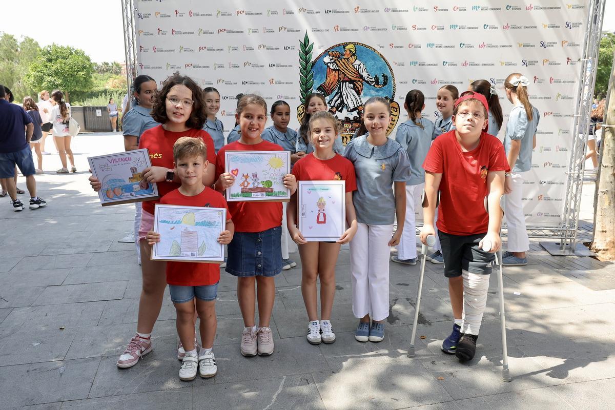 La fiesta de los falleros infantiles con el concurso de dibujo de la JCF