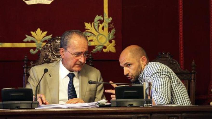 De la Torre comparte confidencias con el concejal Raúl López en el pleno de julio.