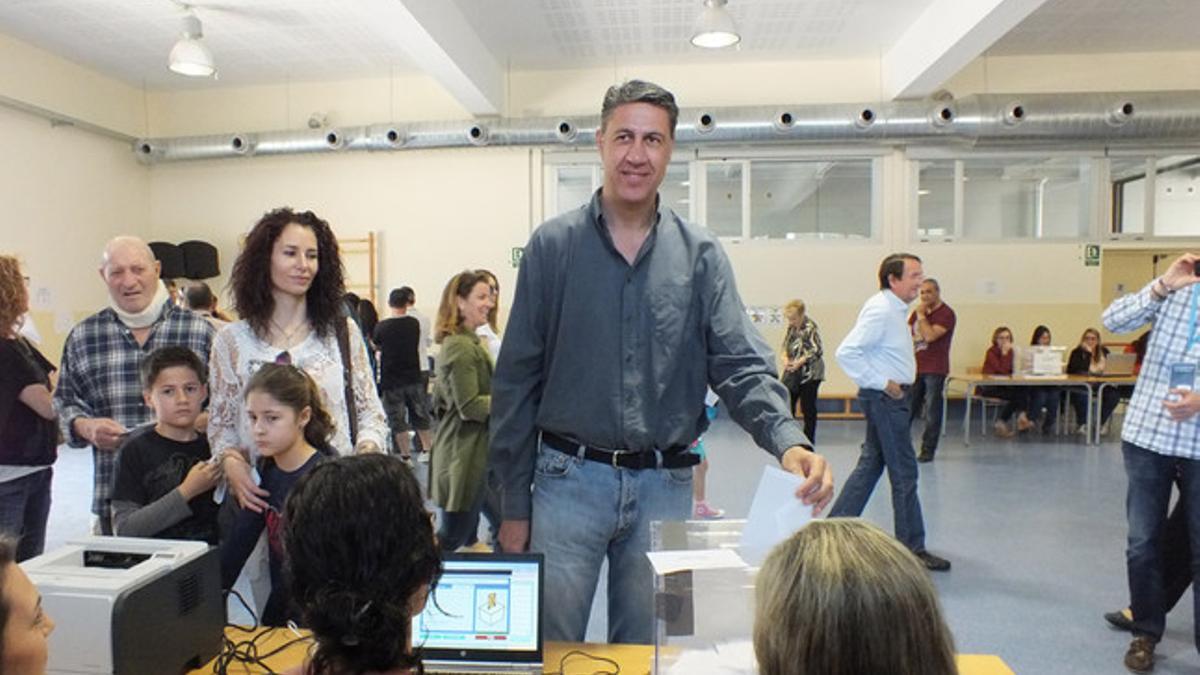 El candidato del PP de Badalona a la reelección al frente de la alcaldía, Xavier García Albiol, en el momento de votar en la escuela Lola Anglada.