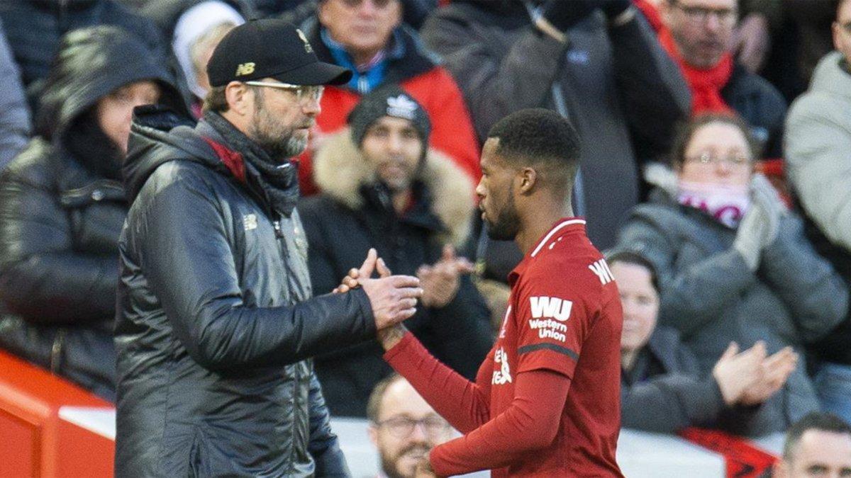 Jürgen Klopp y Georginio Wijnaldum durante un partido del Liverpool FC