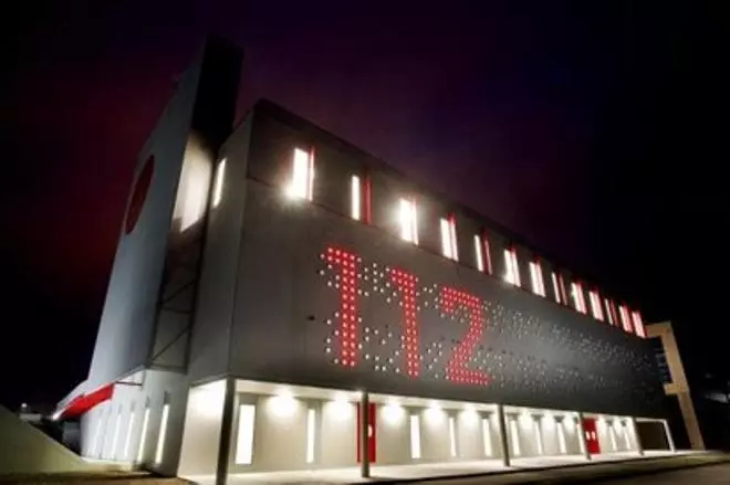 Tres heridos en Ordes tras colisionar un vehículo contra otro que estaba aparcado