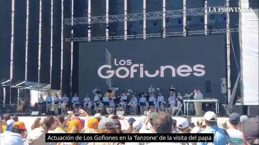 Actuación de Los Gofiones en la 'fanzone' de la visita del papa